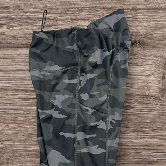Athleta Ultimate Stash Pocket Camo 7/8 tight Sz: XS - Picture 10 of 16